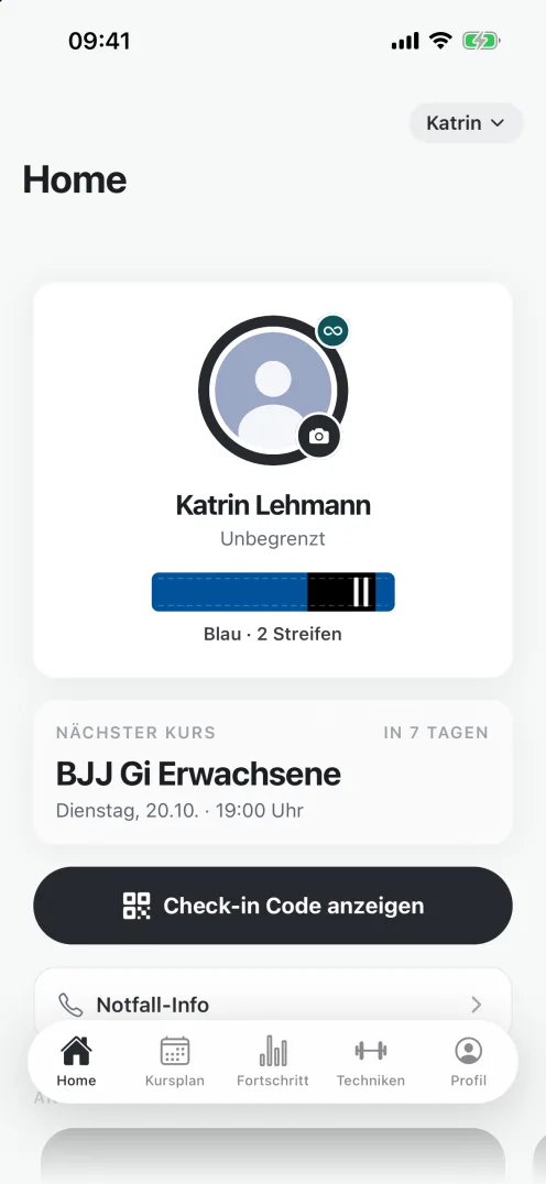 Mitglieder-App, Startseite: Profilkarte von Katrin Lehmann mit Avatar und blauem Gürtel, darunter der nächste gebuchte Kurs und der Check-in-Code.